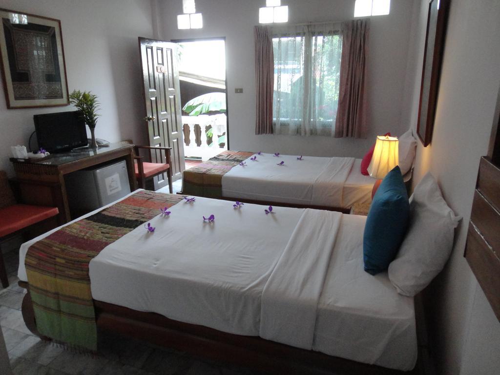 The Red Hibicus Guest House Chiang Mai Buitenkant foto