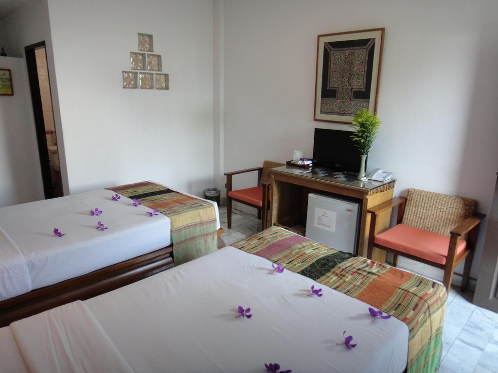 The Red Hibicus Guest House Chiang Mai Buitenkant foto