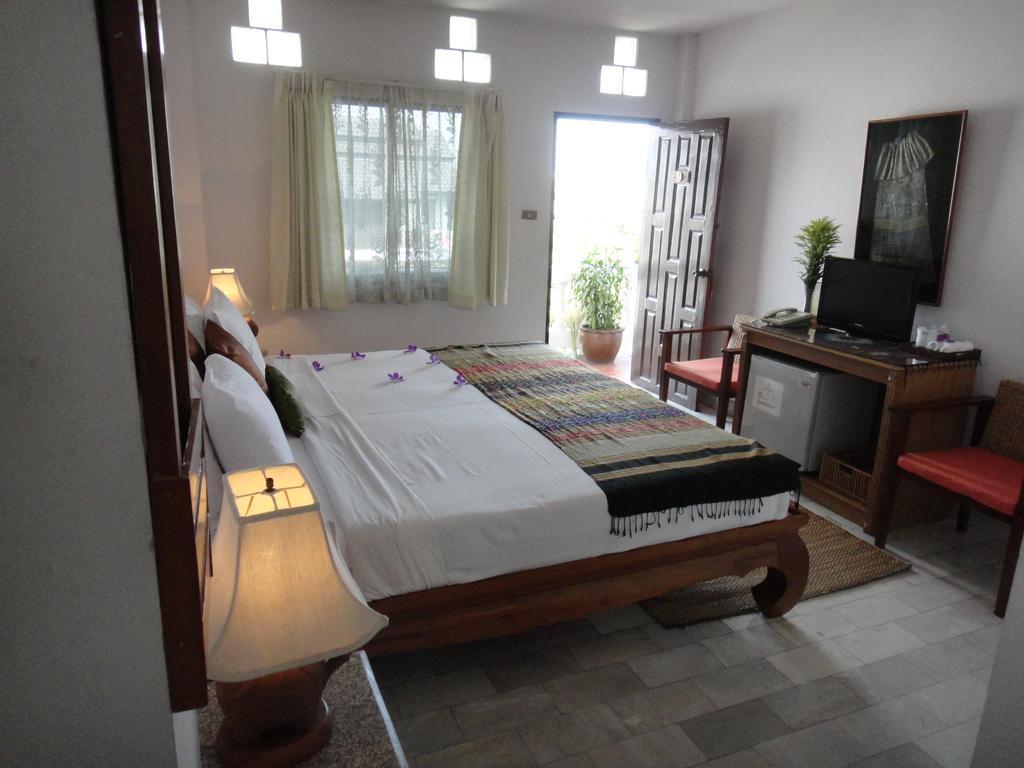 The Red Hibicus Guest House Chiang Mai Buitenkant foto