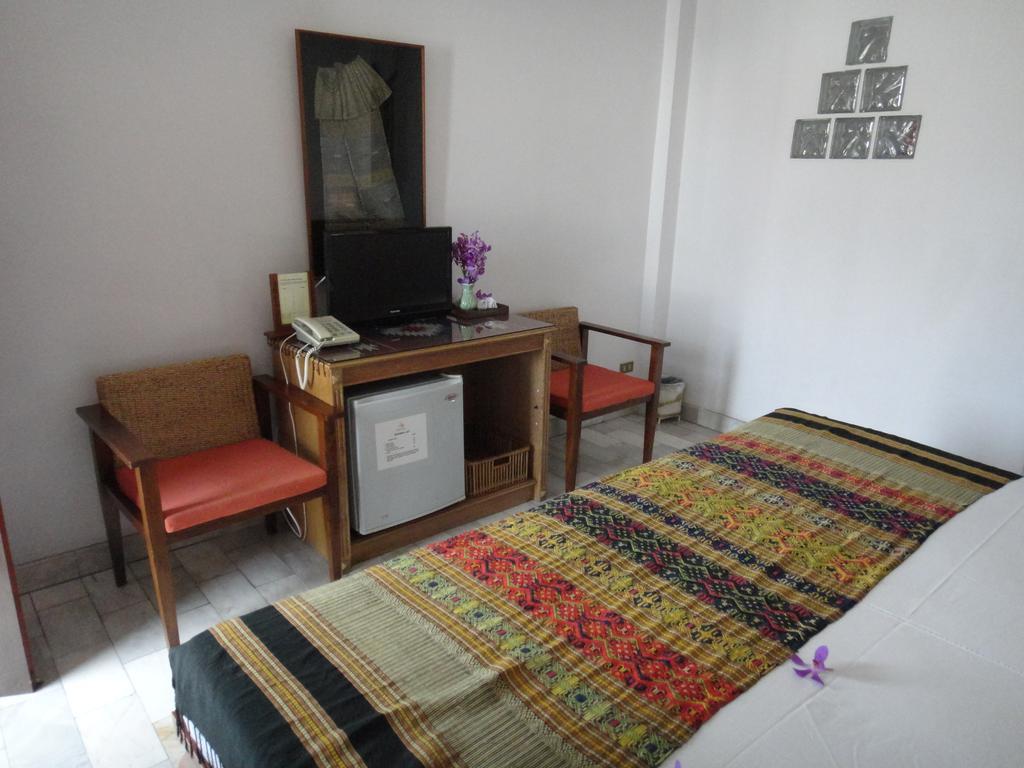 The Red Hibicus Guest House Chiang Mai Buitenkant foto
