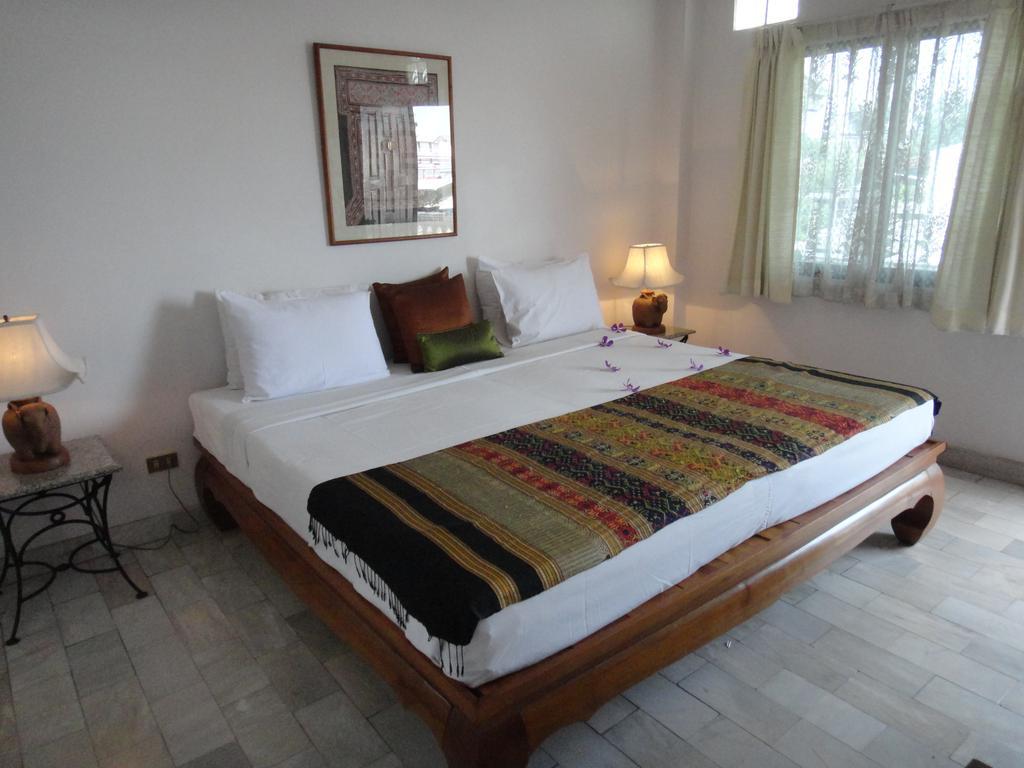 The Red Hibicus Guest House Chiang Mai Buitenkant foto
