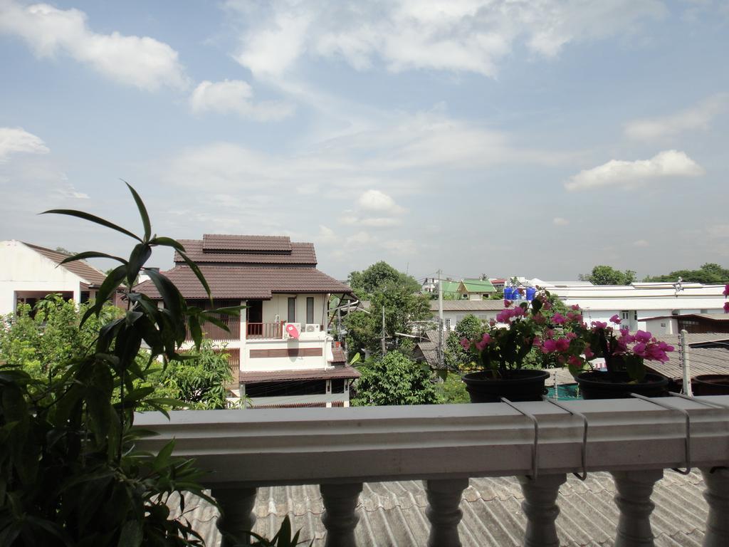 The Red Hibicus Guest House Chiang Mai Buitenkant foto
